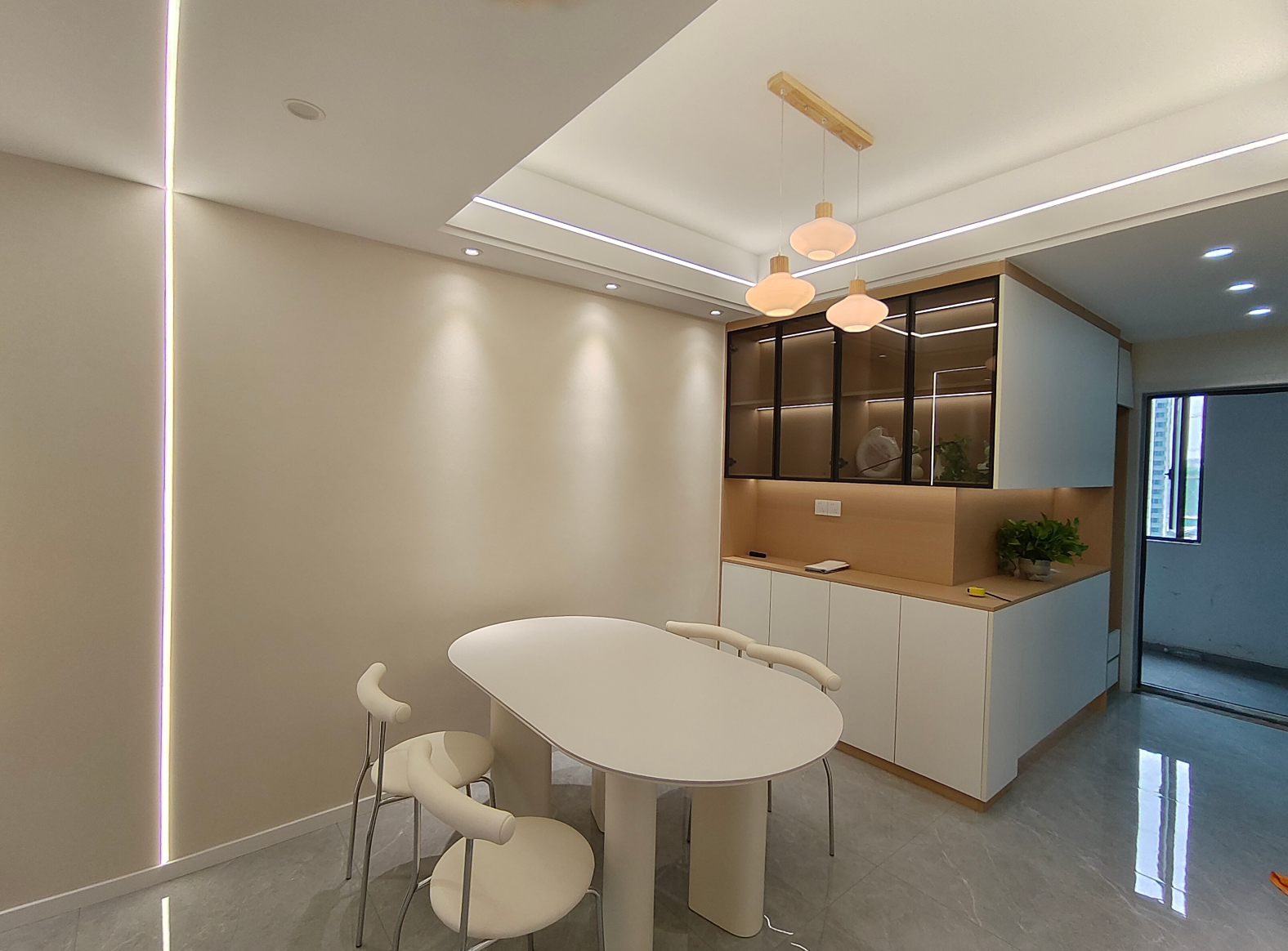 顶峰首府餐桌入户效果